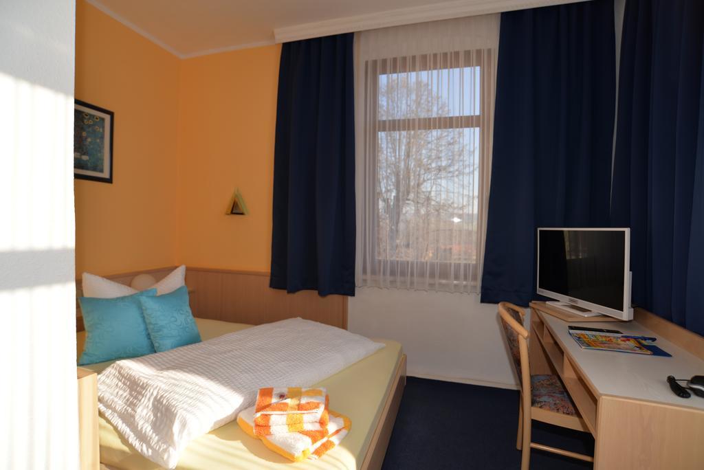 Hotel Am Hohen Schwarm Saalfeld Saale Exterior foto